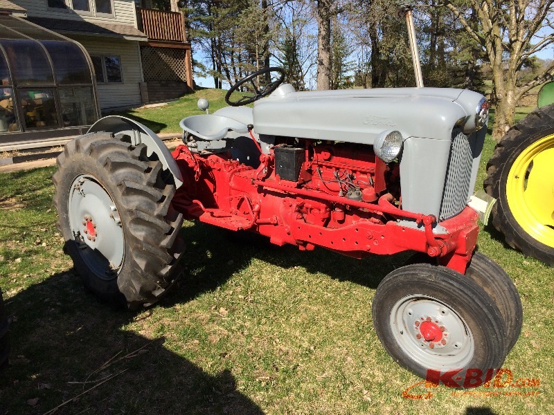 lot 3 image: 1955 Ford Tractor  Model 900
