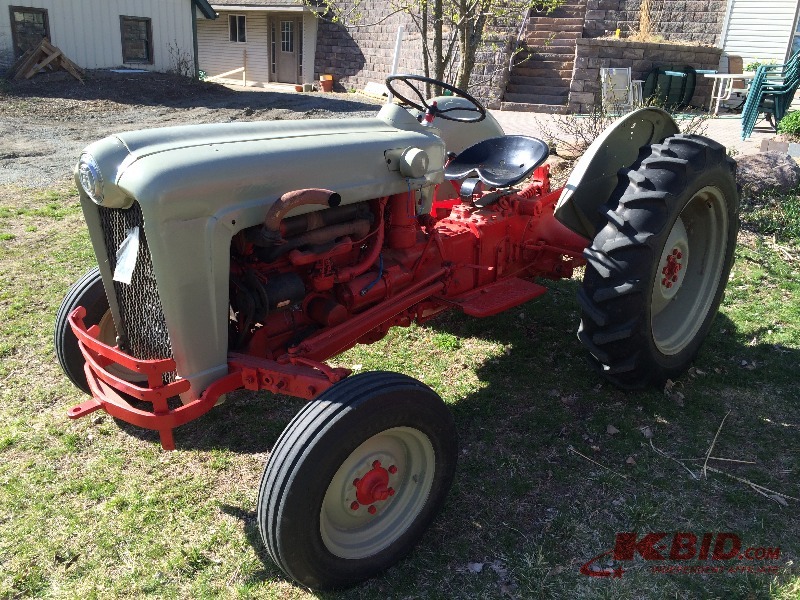 lot 4 image: 19521953 Ford Tractor Jubilee