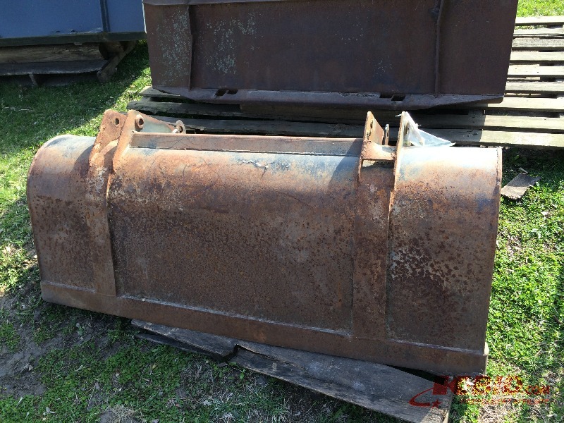 lot 18 image: Bucket 60 Fits John Deer front loader