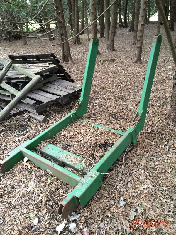 lot 84 image: John Deer Front Loader Frame