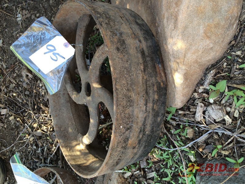 lot 95 image: Old (Antique) Pully 15 x 4 12 - 1 38 bore
