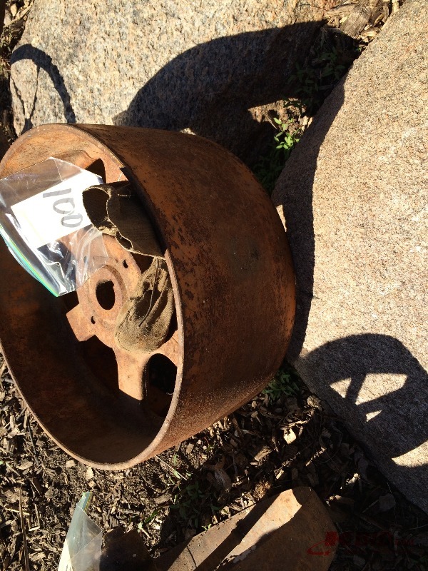 lot 100 image: Old (Antique) Pully 15 x 7 - 2 12 bore