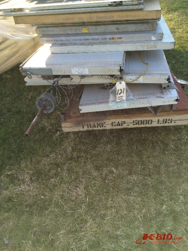 lot 121 image: Garage Door Panels (4) 10 x 2 panels (white) - includes hardware