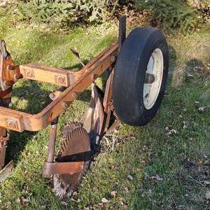 lot 42 image: 3 Bottom Plow-Allis Chalmers