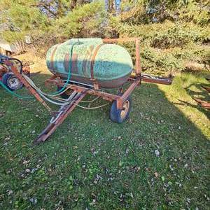 lot 43 image: Pull Behind Spray Tank, Approx 250 Gallons wSpray Booms