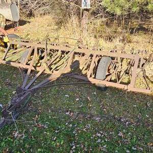 lot 45 image: John Deere Cultivator-9 row