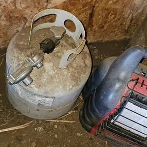 lot 57 image: Buddy Heater w 20lb Tank