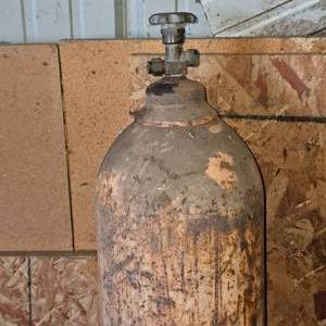 lot 59 image: 100lb Oxygen Tank