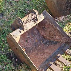 lot 37 image: 24 Backhoe Bucket, Quick Hitch Attach, fit 709 Bobcat