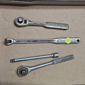 lot 5 image: Lot of 3 Rachets and extensions