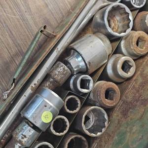 lot 32 image: 30 Piece 34 Drive Socket Set wratchet and Breaker Bar