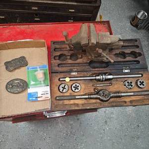 lot 123 image: Tap and Die Set, Belt Buckle, 4Vise