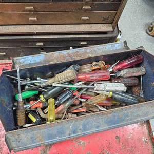 lot 140 image: Toolbox of Misc Screwdrivers