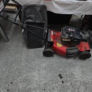 lot 147 image: Self Propelled Walk Behind Lawnmower wbagger