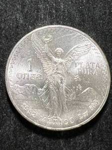 lot 08 image: 1982 MEXICAN LIBERTAD 1 TROY OZ .999 FINE SILVER