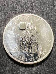 lot 27 image: 2011 CANADIAN WOLF 1 TROY OZ .9999 FINE SILVER
