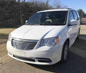 lot 1 image: 2015 Chrysler Town & Country Touring