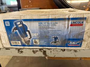 lot 43 image: Lincoln Barrel Pump With Hose And Nozzle