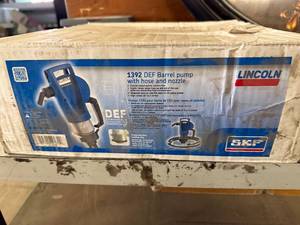 lot 44 image: Lincoln Barrel Pump With Hose And Nozzle