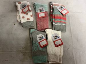 lot 276 image: 5 Pairs Of Muk Luks Pastel Socks