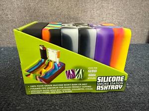 lot 84 image: 6 Silicone Ash Trays