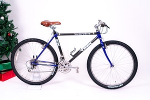 lot 23 image: Trek 8700 Composite Vintage Mountain Bike