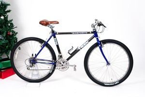 lot 23 image: Trek 8700 Composite Vintage Mountain Bike