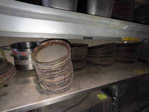 lot 42 image: PIZZA PANS