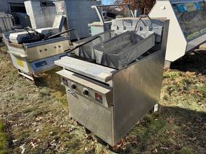 lot 66 image: DEEP FRYER