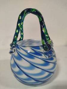 lot 12 image: Fifth Avenue Crystal Glass Art Handbag