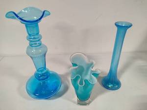 lot 17 image: Turquoise & Blue Vases