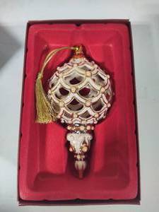 lot 23 image: Lenox Florentine & Pearl Spire Holiday Ornament In Original Box