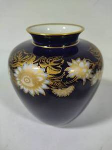 lot 25 image: Hutschenreudler Horenberg Echt Kobalt Vase
