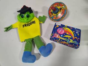 lot 19 image: Vintage Top, Freddie the Hand Puppet & Box of Bouncy Balls