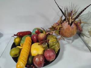 lot 38 image: Fall Themed Decor