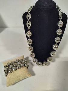 lot 62 image: Silver Tone Large Beaded Necklace wThree Strand Stretch Bracelet