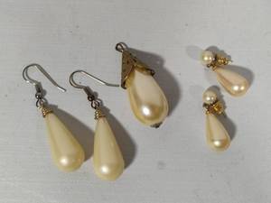 lot 66 image: Pearl Drop Pendant & Earrings