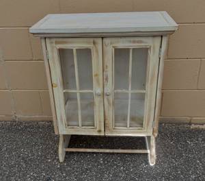 lot 22 image: Rustic Farmhouse Hanging Bathroom Cabinet with Glass Doors