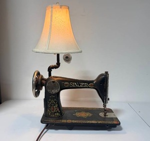 lot 18 image: Vintage Singer Sewing Machine Lamp