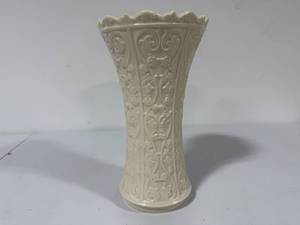 lot 26 image: Lenox Wentworth Collection 11 Vase