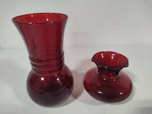 lot 43 image: Vintage Anchor Hocking Royal Ruby Red Vases