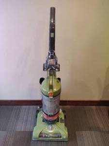 lot 92 image: Hoover WindTunnel Vacuum