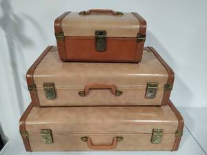 lot 146 image: Vintage Nesting Suitcases