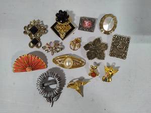 lot 157 image: Assorted Vintage BroochesPinsClips - Some Signed
