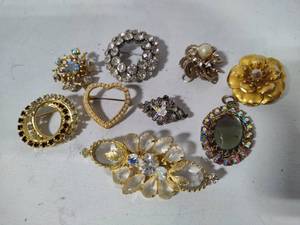 lot 158 image: Log of Vintage Blingy BroochesPendants