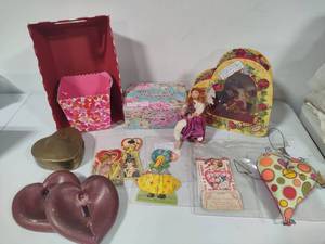 lot 182 image: Vintage Valentine Lot