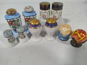 lot 187 image: VIntage Lot of Salt & Pepper Shakers