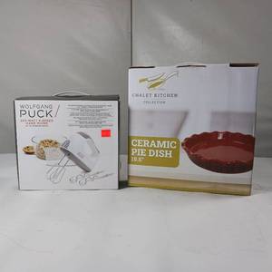 lot 42 image: Hand mixer and Pie Plate NIB