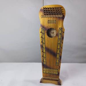 lot 43 image: Vintage, very nice Violin-Uke, a type of zither made by the Marxochime Colony