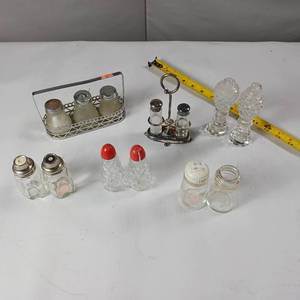 lot 60 image: Salt and Pepper Shaker Collection  Vintage